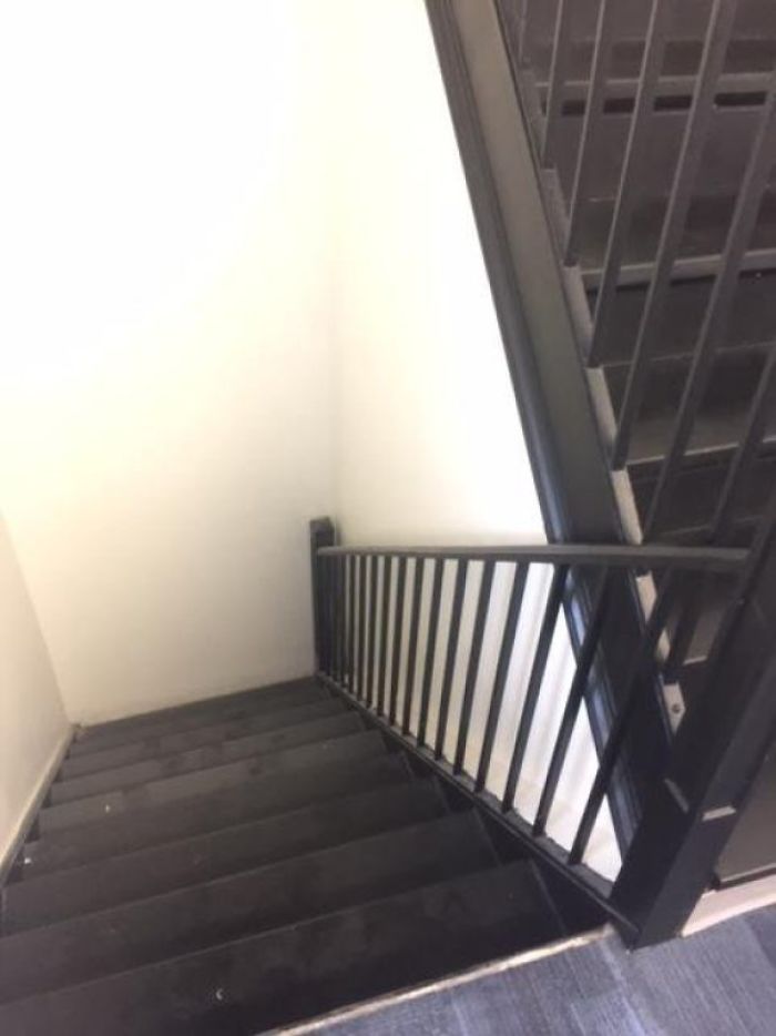 Tangga Ini Jelas Bukan Menuju Kesuksesan